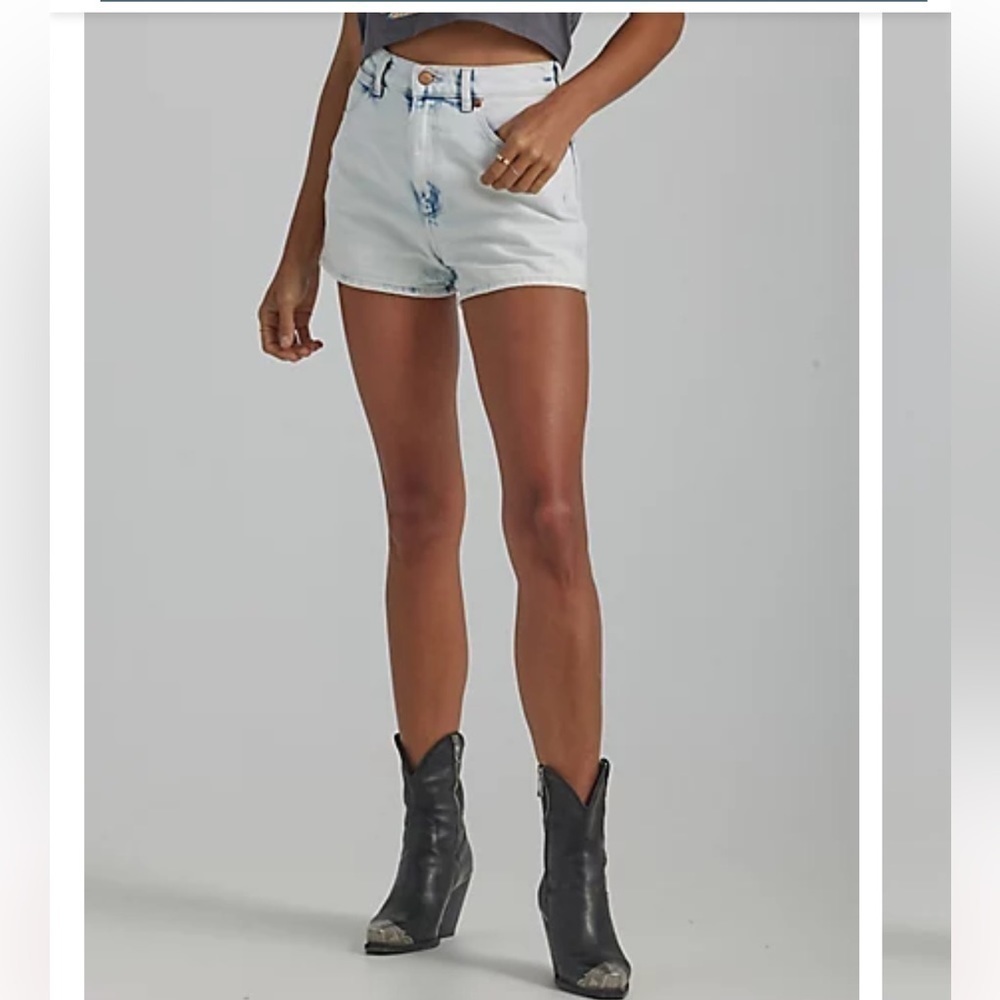 WOMEN'S WRANGLER® FESTIVAL SHORT IN STORM size 32 NWT